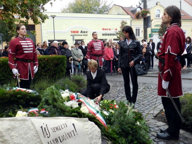 56-ra emlékeztünk 44